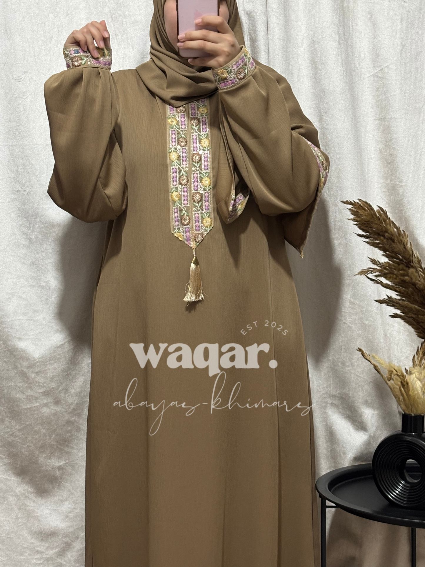 Abaya Waqar brodée – Élégance pudique et détails raffinés